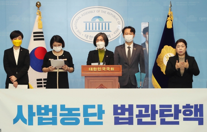 더불어민주당이 사법농단에 연루된 임성근 부장판사에 대한 탄핵 소추를 추진한다. 사진은 지난 22일 국회 교육위원회 소속 이탄희 의원(더불어민주당·경기 용인정)(왼쪽에서 네번째) 등이 국회 소통관에서 '사법농단 법관탄핵' 제안 기자회견을 하고 있는 모습. /사진=뉴스1