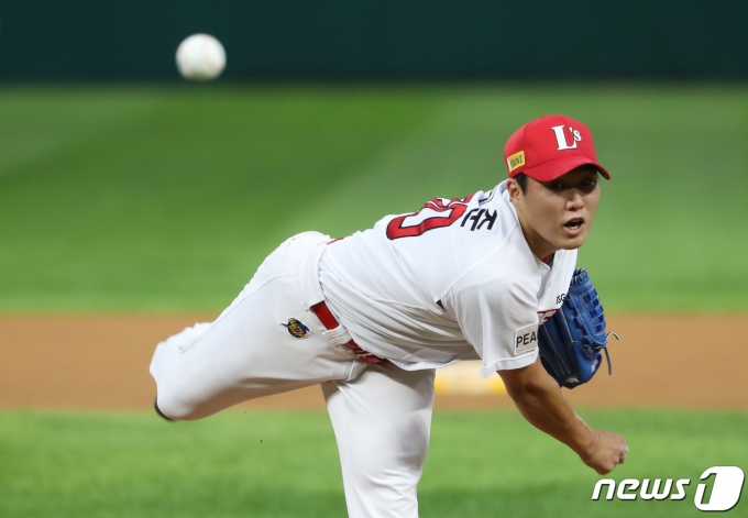 [사진] 역투하는 SSG 선발 최민준 - 동행미디어 시대