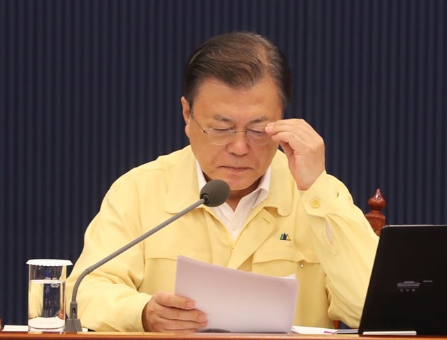 한국갤럽의 대통령 직무수행 평가 조사 결과 문 대통령의 지지율이 2주 연속 38%를 기록한 것으로 나타났다. 사진은 문 대통령이 지난달 31일 오전 청와대 여민관 영상회의실에서 열린 국무회의(영상)에 참석해 자료를 살펴보고 있는 모습. /사진=뉴스1