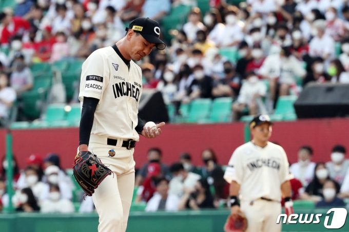 [사진] SSG 김광현 '초반이 안 풀리네' - 동행미디어 시대