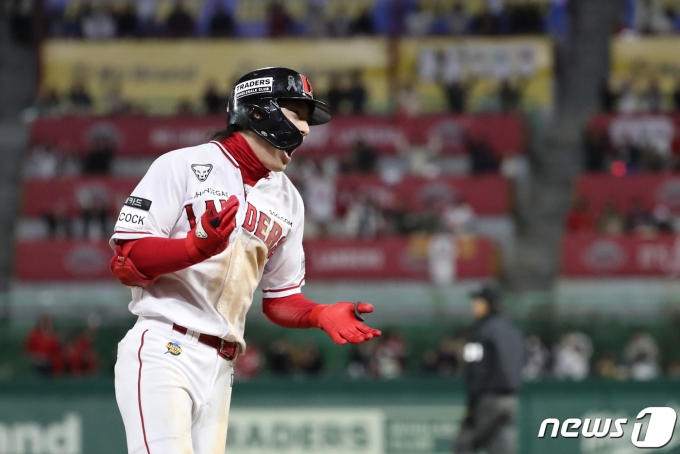 [사진] SSG 최지훈 '바로 이거야!' - 동행미디어 시대