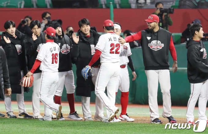 [사진] 승리 하이파이브 하는 SSG - 동행미디어 시대