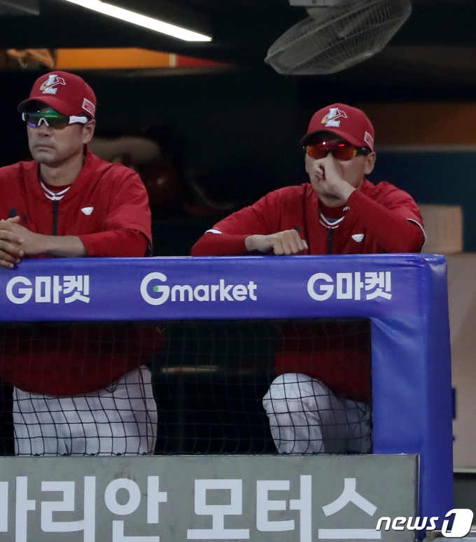 [사진] 경기 바라보는 SSG 김원형 감독 - 동행미디어 시대
