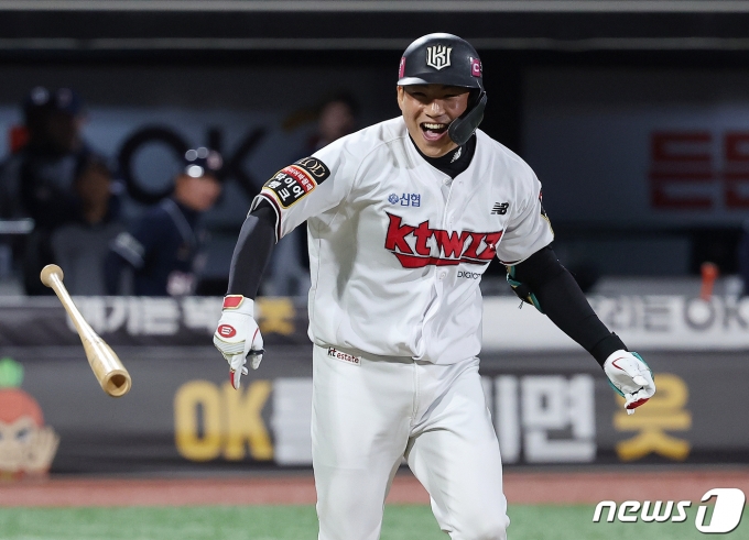 [사진] 환호하는 강현우, KT 2위 확정 - 동행미디어 시대