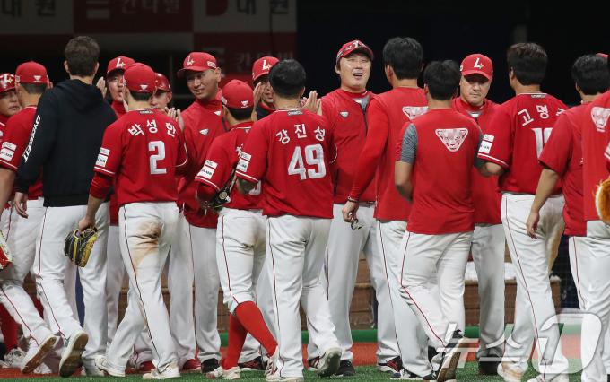 [사진] SSG '우리가 승리했어' - 동행미디어 시대