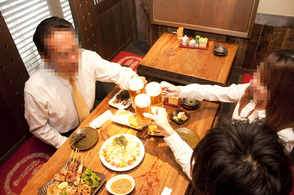 "무릎꿇고 술마셔"… 회식서 '아빠 다리'해서 여상사에 찍힌 여직원