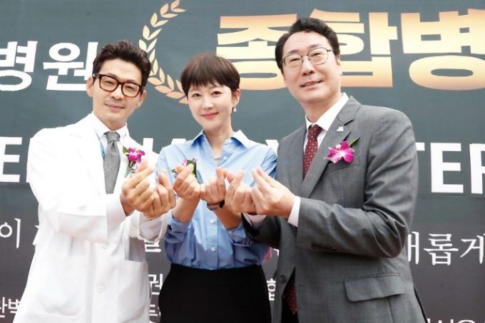 염정아 '종합병원장 사모님' 됐다… 의사남편과 손가락 하트♥