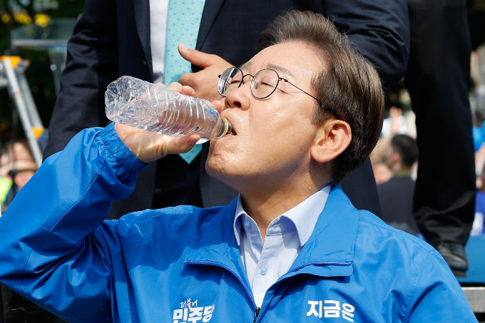 이재명 "목 찔린 정치인 두고 장난말라"… 김문수 정면 비판