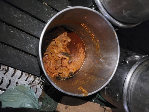 물때에 곰팡이 '득실'… '1억 판매' 김치찌개 공장의 충격적 실체