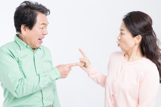 "29세 연하 아내, 손으로 밥 먹고 샤워는 3분"… 51세 남편 충격
