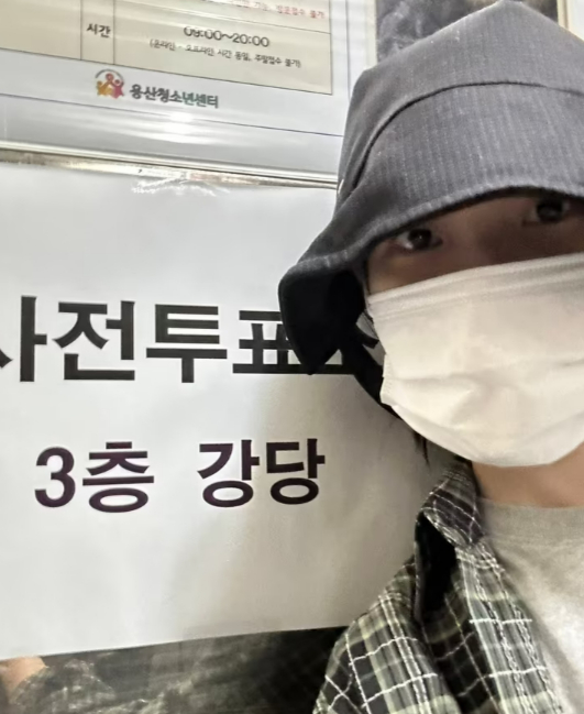 아이유, 사전투표 인증샷 공개… 무채색 패션 '눈길'