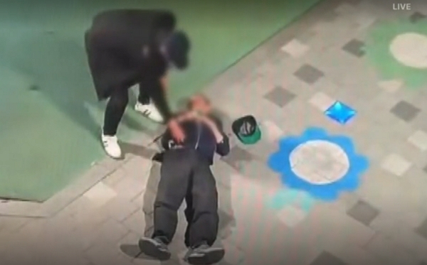 거동 불편한 '참전용사' 때리고 주머니 뒤져… 3년 동안 돈 뺏은 이웃
