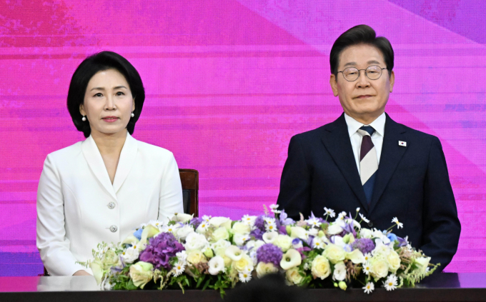 '혼주' 李대통령, 장남 결혼식에 목메어 눈물 "소년공 시절 친구 불러"