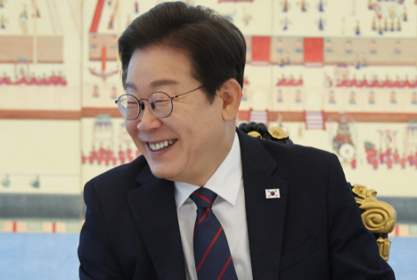 이 대통령 G7 데뷔 지지율 59.3%