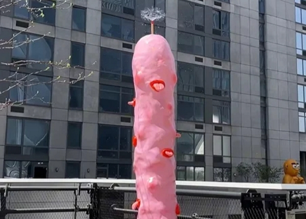 맨해튼 성기형 조형물 물줄기 논란