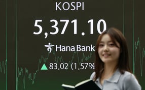 코스피가 사상 첫 지수 5000포인트를 돌파하는 등 상승세가 이어지면서 지난 달 밸류업 지수도 사상 최고치를 찍었다. 사진은 장이 마감된 4일 오후 서울 중구 하나은행 딜링룸. /사진=뉴스