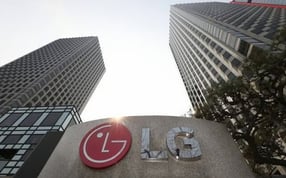 (주)LG가 청년 역량 향상과 자신감 회복을 지원하기 위해 직업 능력개발 프로그램을 제공한다. 사진은 서울 여의도 LG트윈타워 전경. / 사진=뉴시스