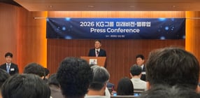 곽재선 KG그룹 회장이 9일 서울 여의도 태영빌딩에서 열린 'KG그룹 기업가치 정상화 및 미래전략 기자간담회'에서 케이카 인수 전략을 발표하고 있다. /사진=최유빈 기자