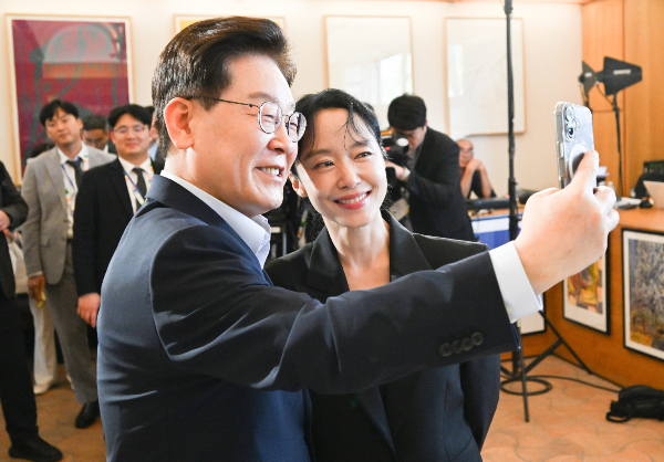 "아내 미션 완성"… 전도연과 셀카 찍은 이 대통령, 프랑스서 K-콘텐츠 외교