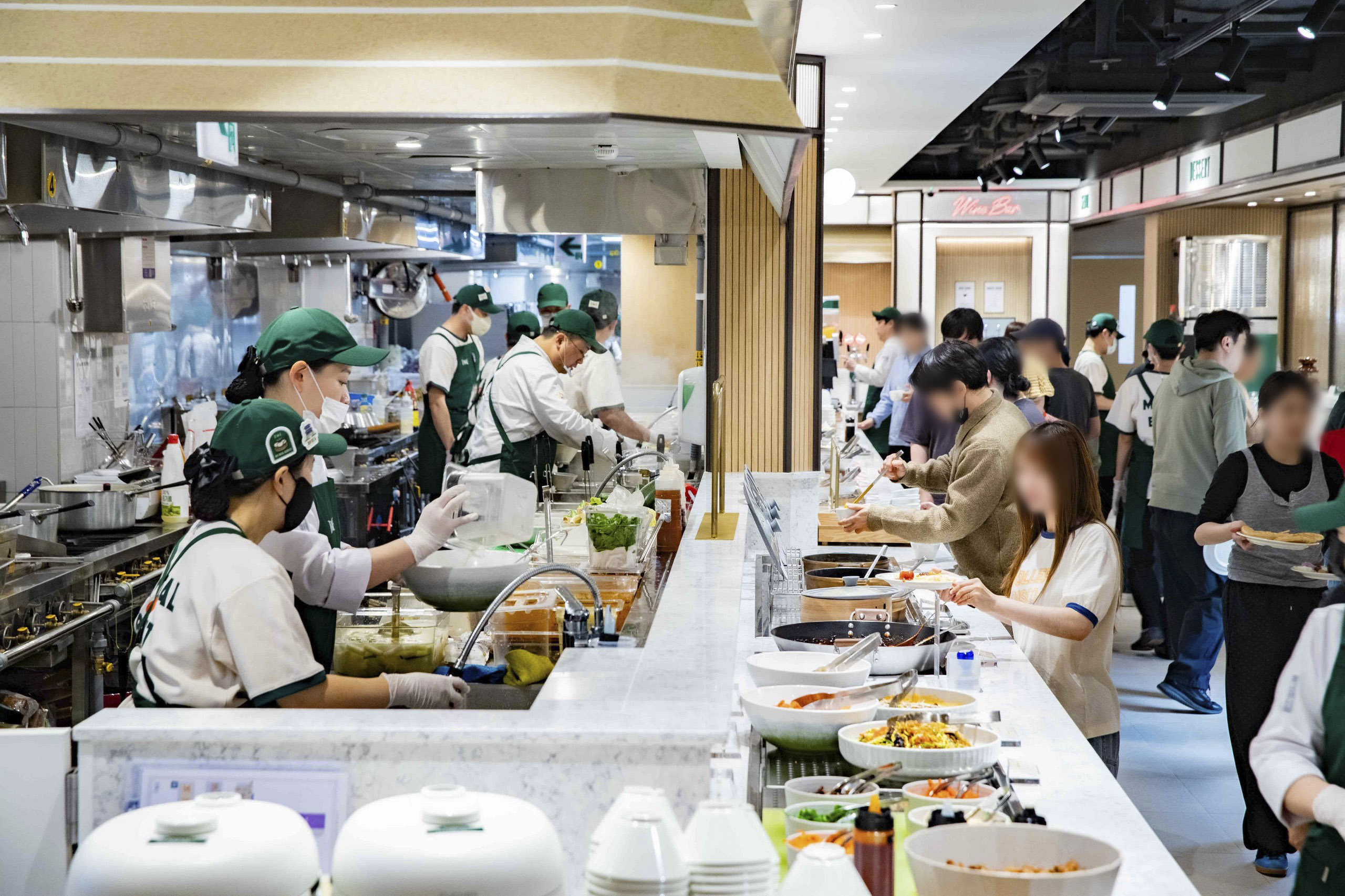잘나가는 뷔페, 점포 수 넘어 '매장 힘' 키운다 - 뉴스 썸네일 이미지