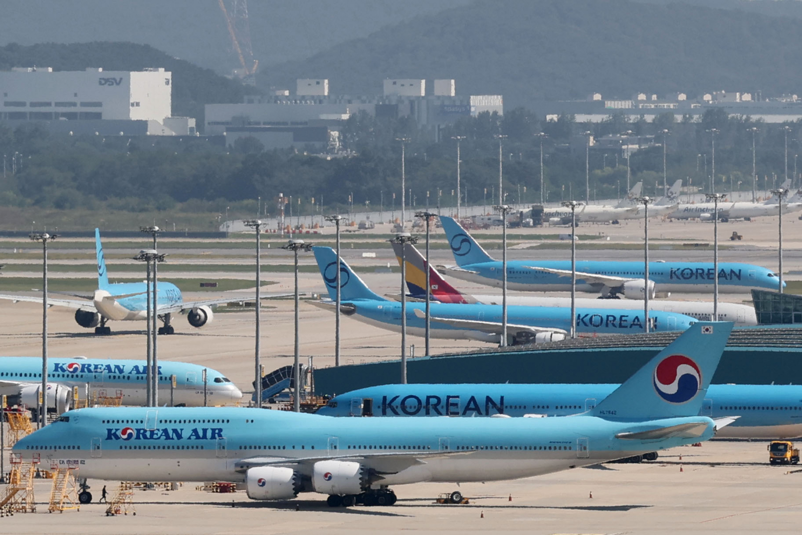 무거워지는 비행기표…내달 국제선 유류할증료 최대 17%↑