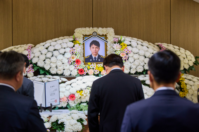 "대원 안전은 국가 책무"…이 대통령, 무릎 꿇고 분향
