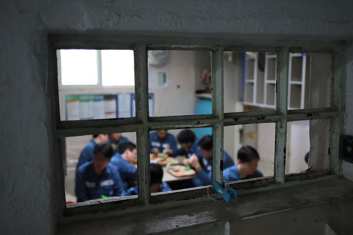 비좁은 감옥에 살인범도 가석방…커지는 치안 불안