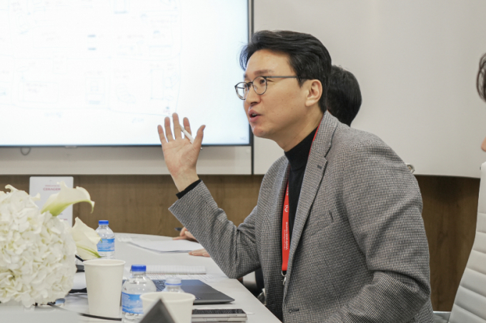전문경영인 양자로 맞은 세라젬, 일본식 승계 택했다