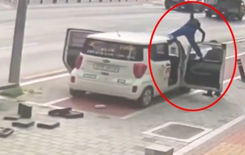 도시락 내던지고 직원 뺨까지…차 지붕까지 오른 난동녀
