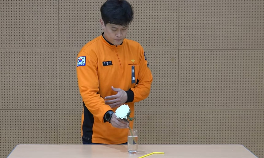 '빨대' 뽑고 국화 꽂아…소방관 유튜버 추모 영상 화제