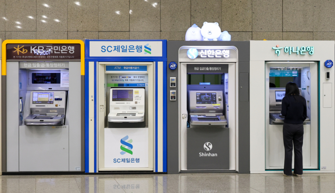 AI 속도 내는 금융권, 해킹 방어력이 숙제