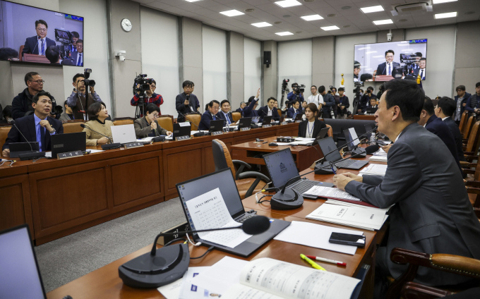 "대통령 차남, 관저 거주" "김현지 나와라"…국감 아수라장