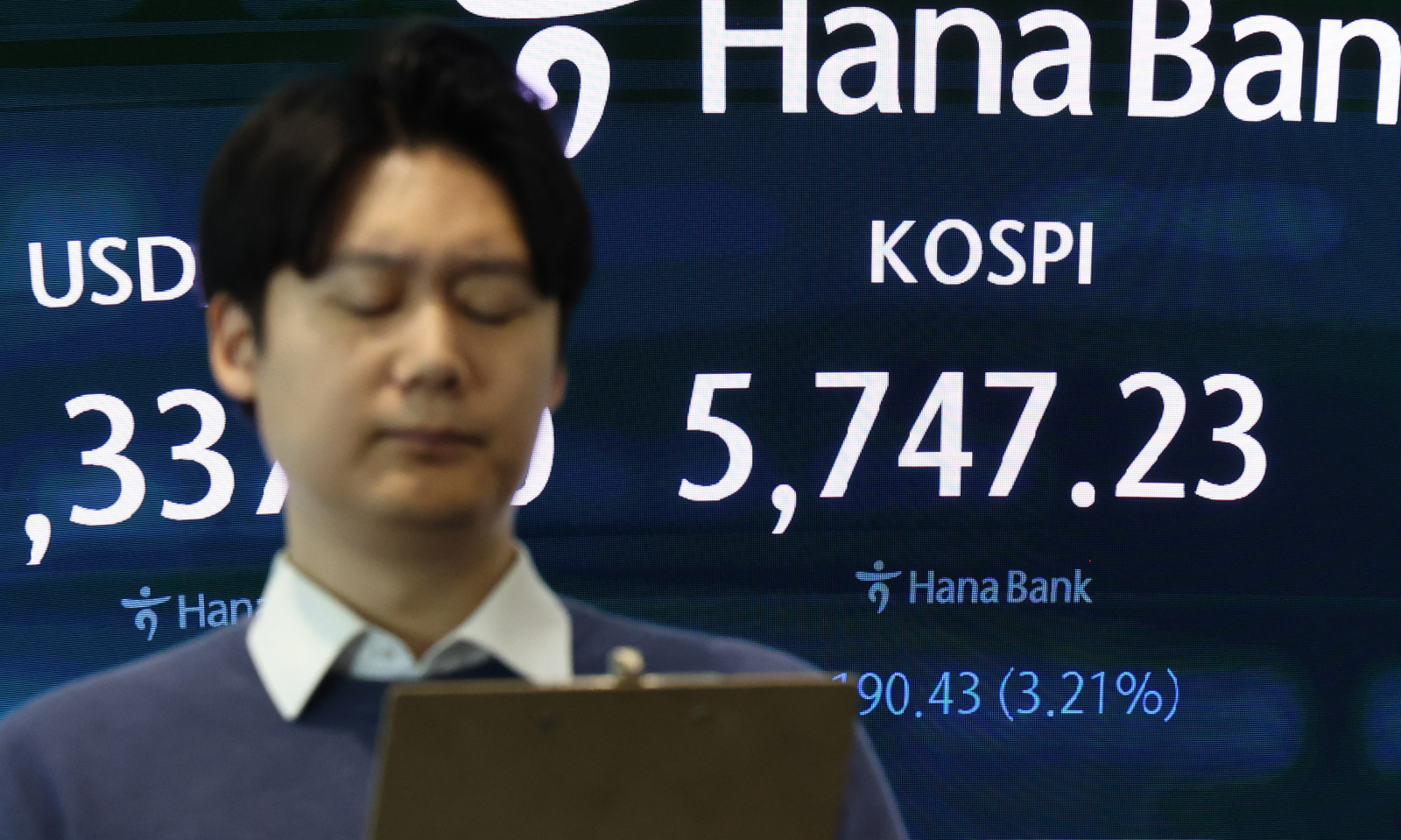 AI 투자 공포 번졌다…코스피 5700선 후퇴·SK하이닉스 7% 급락